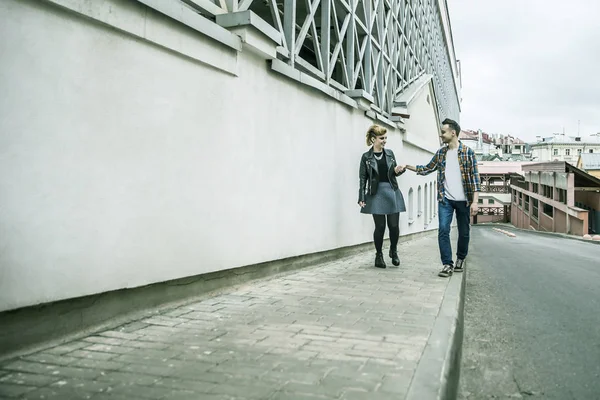 Paar verliefd lopend onderaan de straat van een moderne stad. — Stockfoto