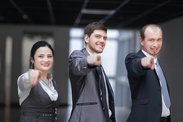 Close up.successful equipe de negócios apontando para você — Fotografia de Stock