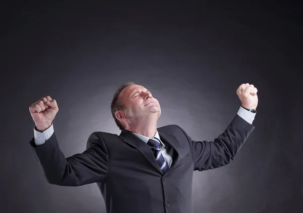 Hombre de negocios muy feliz aislado en negro. foto con espacio de copia —  Fotos de Stock