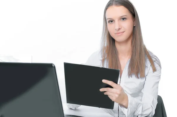 Assistente esecutiva femminile che lavora con i documenti in ufficio . — Foto Stock