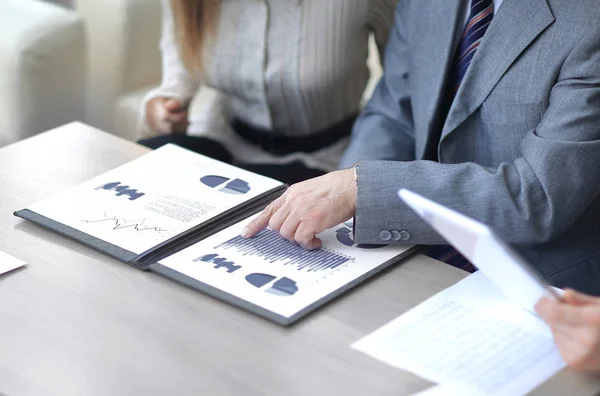 Nauwe up.the business team controleert de marketing planning — Stockfoto