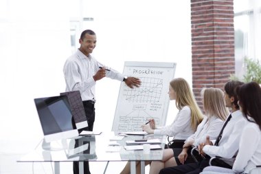 Toplantıda yeni fikirleri tartışmak hoparlör