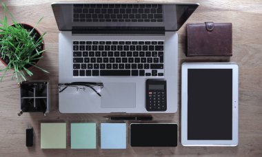 üstten görünüm. ofis malzemeleri ve Kırtasiye öğeler ahşap bir masa üzerinde