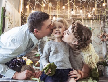 mutlu anne beş yaşındaki kızları öpüşme