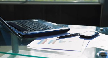 dizüstü bilgisayar, cep telefonu ve kalem üstünde okul sırası