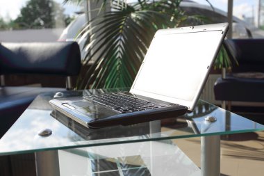 yan view.work modern bir ofis masasında. iş kavramı