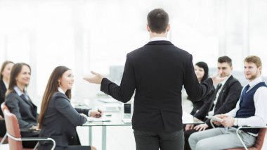  Atölye iş takım modern ofisindeki CEO'su konuşuyor