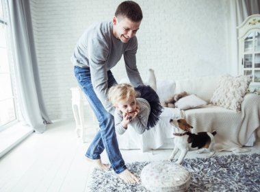 Sevgi dolu baba kızıyla oynuyor.