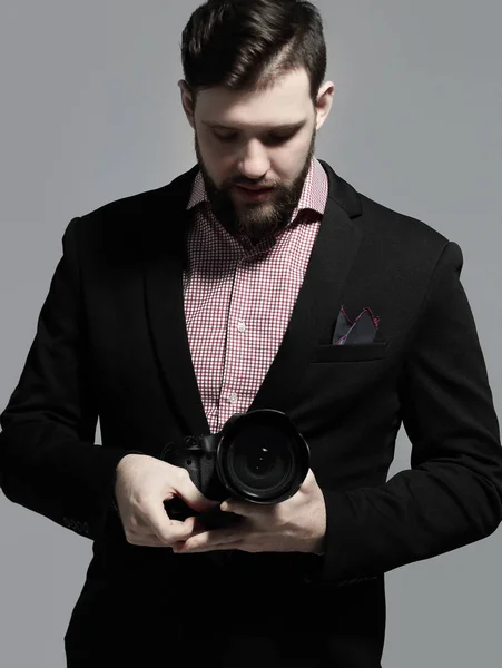 Portret profesjonalnego fotografa w garniturze z kamerą — Zdjęcie stockowe