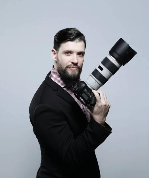 Professioneller Fotograf mit Digitalkamera. Foto mit Kopierraum — Stockfoto