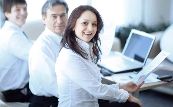 Retrato de la mujer de negocios moderna en el fondo de su lugar de trabajo — Foto de Stock