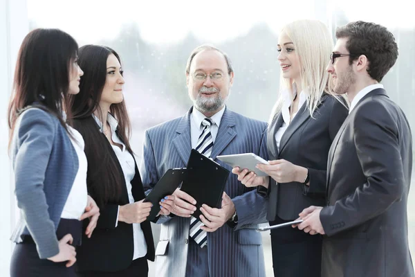 Primer plano. Un equipo de negocios de pie hablando en la oficina — Foto de Stock