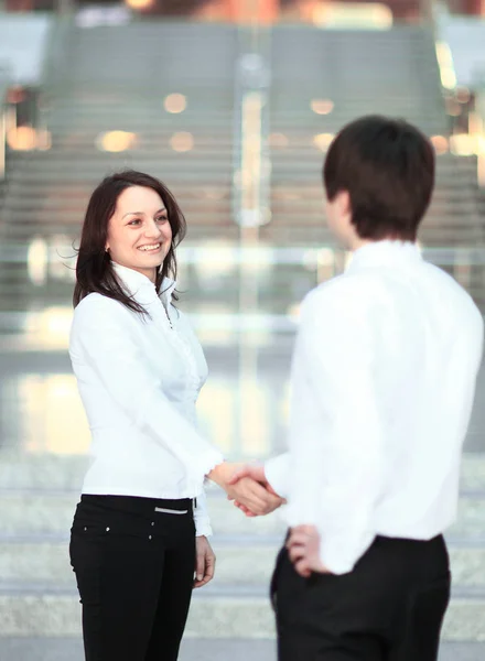 VÍTAJÍCE handshake manažera a zákazník v kanceláři. — Stock fotografie
