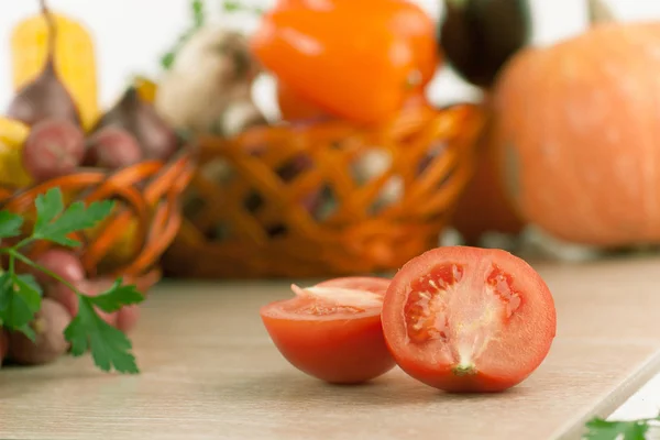 Verduras frescas en cestas de mimbre sobre la mesa de madera . — Foto de Stock