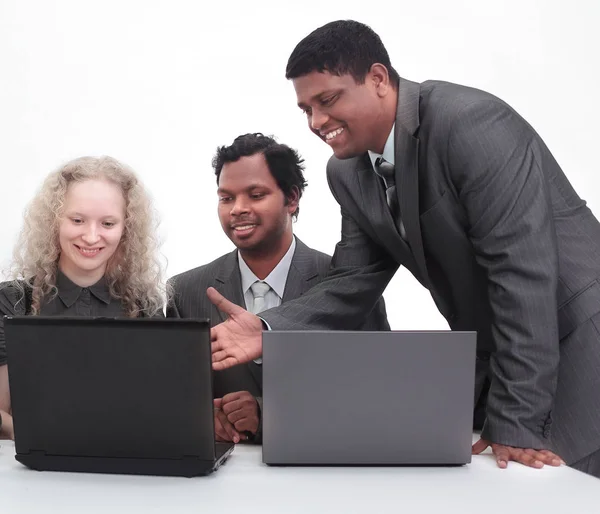 Team di lavoro di successo discutendo le informazioni con la la — Foto Stock