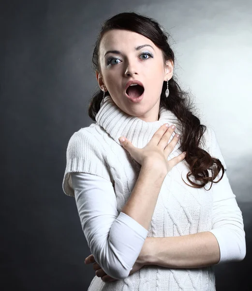 Porträt einer überraschten jungen Frau im weißen Pullover. — Stockfoto