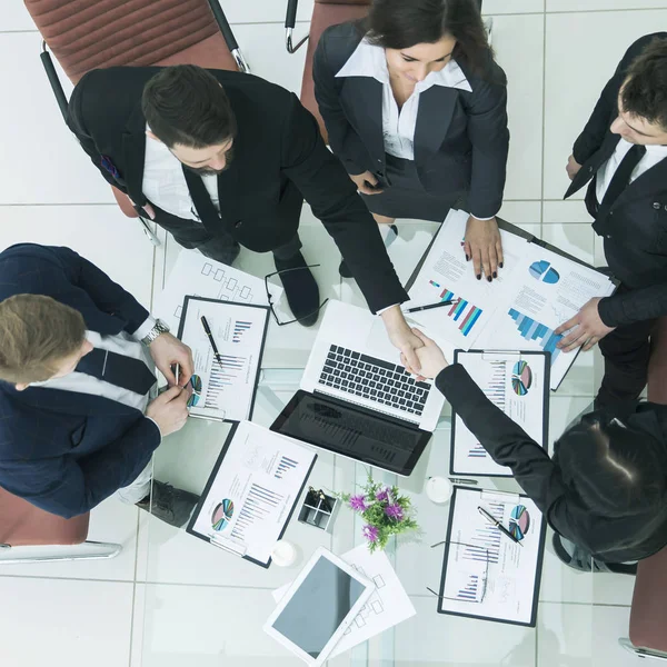 Handshake Gerente e Diretor Financeiro após aprovação do plano financeiro da empresa no local de trabalho — Fotografia de Stock