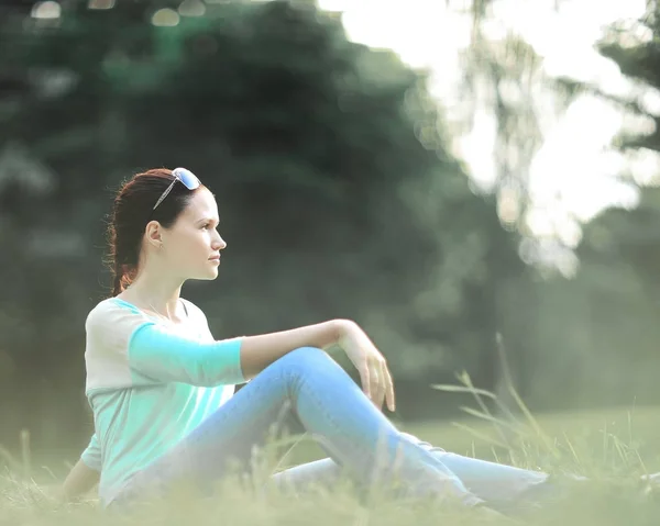 Visage frais, portrait de jeune femme en plein air au soleil dans le parc — Photo