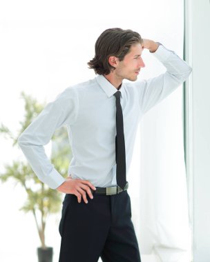 office arka plan üzerinde ciddi genç işadamı