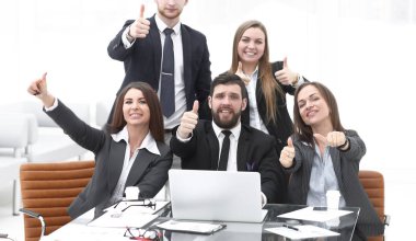 başparmak gösterilmesini mutlu profesyonel iş takım