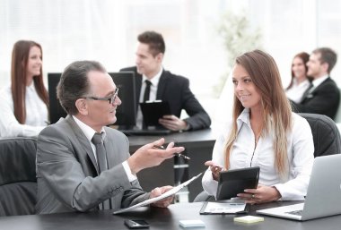 Finansal verilerle çalışmak için dijital tablet kullanarak çalışanlar