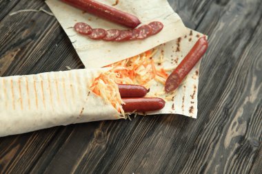 Acılı sosis ile up.Lavash ve vegetables.photo polis ile yakın