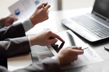 yakın up.businessman kullanır dijital tablet. insan ve teknoloji