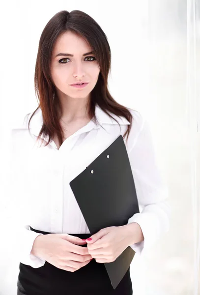 Серйозна молода бізнес-леді на фоні офісу . — стокове фото