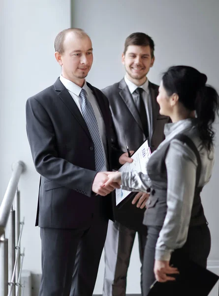 Bem-vindo handshake Manager e cliente. conceito de cooperação — Fotografia de Stock