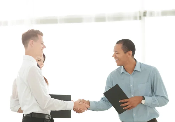 Handslag för affärsmän som står i office — Stockfoto