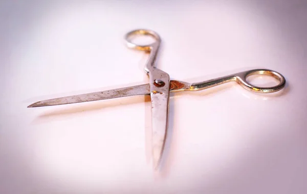 Stary scissors.isolated na ciemnym tle — Zdjęcie stockowe
