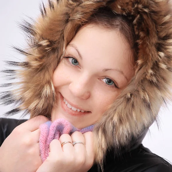 Πορτρέτο του ένα χαριτωμένο νεαρή κοπέλα στο χειμερινό μπουφάν — Φωτογραφία Αρχείου