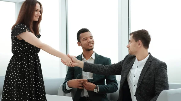 Gerente e cliente apertando as mãos antes da reunião de negócios — Fotografia de Stock