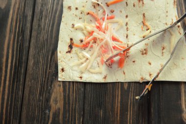 bir Pide ile ahşap background.photo üzerinde lahana turşusu 