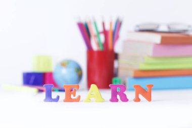 kelime öğrenmek okul malzemeleri arka plan üzerinde