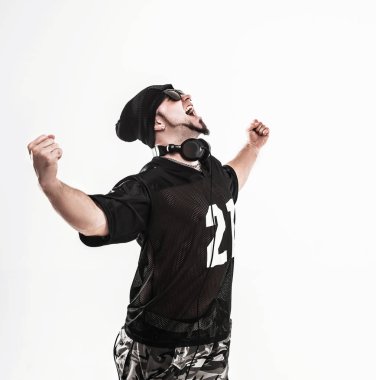 Beyaz bir adam kulaklıktan badass bir rapçi portresi