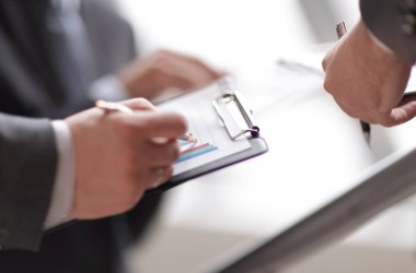 işadamı bir mali rapor kontrol ve işaret masasında