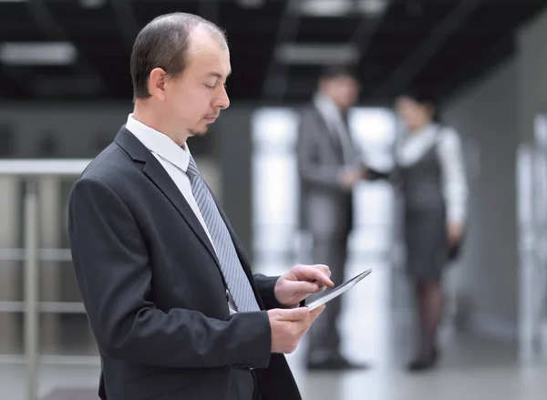 Бизнесмен использует цифровой планшет в офисе — стоковое фото