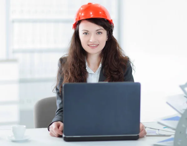 Ženské inženýr sedí v přední části otevřené laptop — Stock fotografie