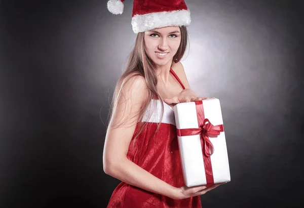 Bela mulher em traje de Papai Noel com shoppi de Natal — Fotografia de Stock