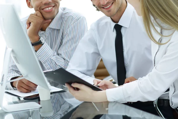 Amigable equipo de negocios discutiendo ideas de negocio prometedoras . — Foto de Stock