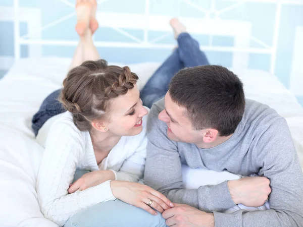 Joven sonriente pareja romántica relajarse en los demás Empresa. — Foto de Stock