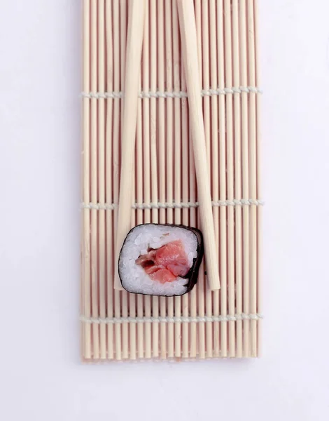 Grande sushi e pauzinhos .isolated em uma luz — Fotografia de Stock