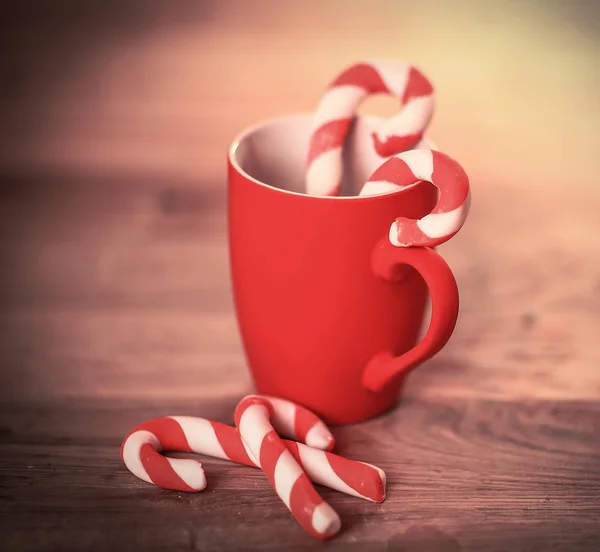 Christmas mug and candle on wooden background — Stock Photo, Image