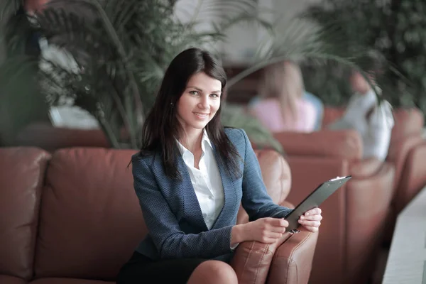 Portret kobiety business Executive z Schowka na tle centrum biznesowe — Zdjęcie stockowe
