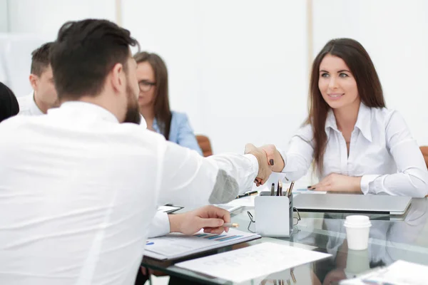 ビジネスの女性は仕事の会合で従業員と握手します。 — ストック写真