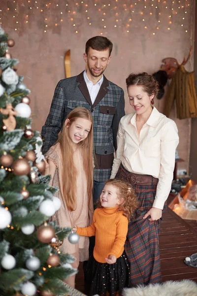 Familie foto in de buurt van de elegante kerstboom — Stockfoto