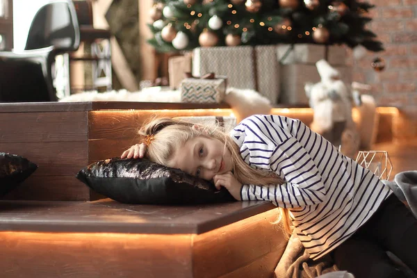 Noel arifesinde küçük kız oturma odasında. . — Stok fotoğraf