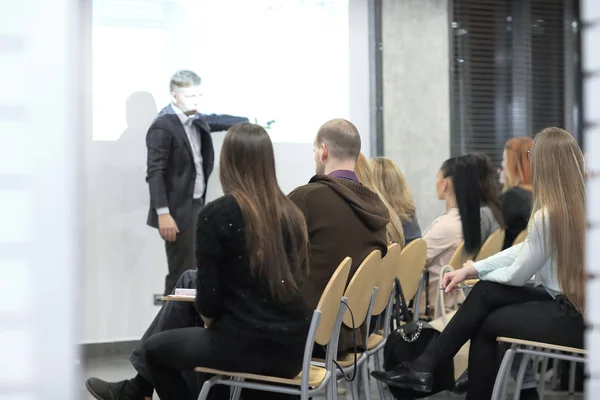 Gente de negocios que se reúne en sala de conferencias — Foto de Stock