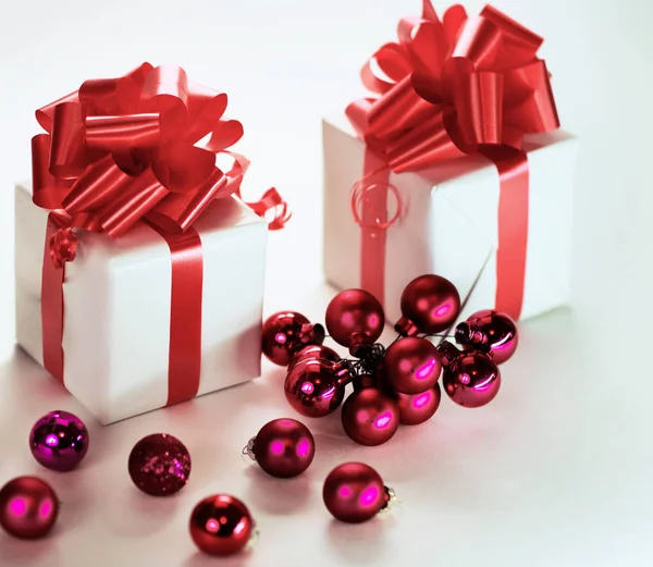 Cordeiro de brinquedo com bolas de Natal e presentes de patas de abeto. fundo branco . — Fotografia de Stock